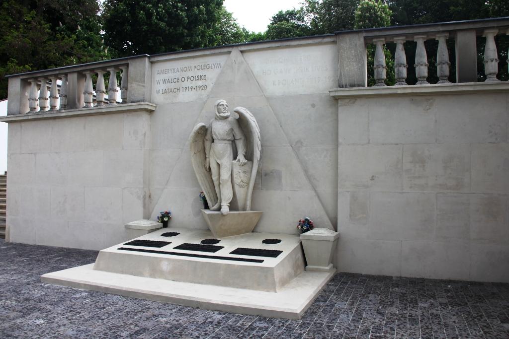 Памятник американським пілотам на Личаківському кладовищі_2016 рік Памятник американським пілотам на Личаківському кладовищі_2016 рік