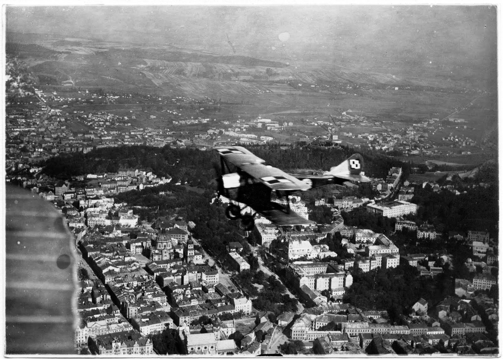 Літак-мисливець Albatros з ескадри ім. Т.Костюшко над Львовом. 1920 рік Літак-мисливець Albatros з ескадри ім. Т.Костюшко над Львовом. 1920 рік