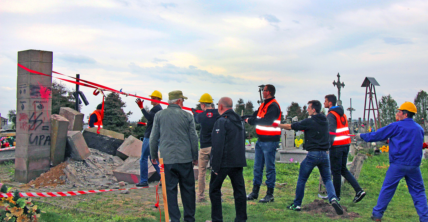 Разрушение памятника в Грушовицах 26 апреля 2017 г. Подкарпатское воеводство РП Разрушение памятника в Грушовицах 26 апреля 2017 г. Подкарпатское воеводство РП