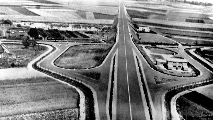 Немецкий автобан (Кельн—Бонн) построен в 1932 году, еще во времена Веймарской республики Немецкий автобан (Кельн—Бонн) построен в 1932 году, еще во времена Веймарской республики