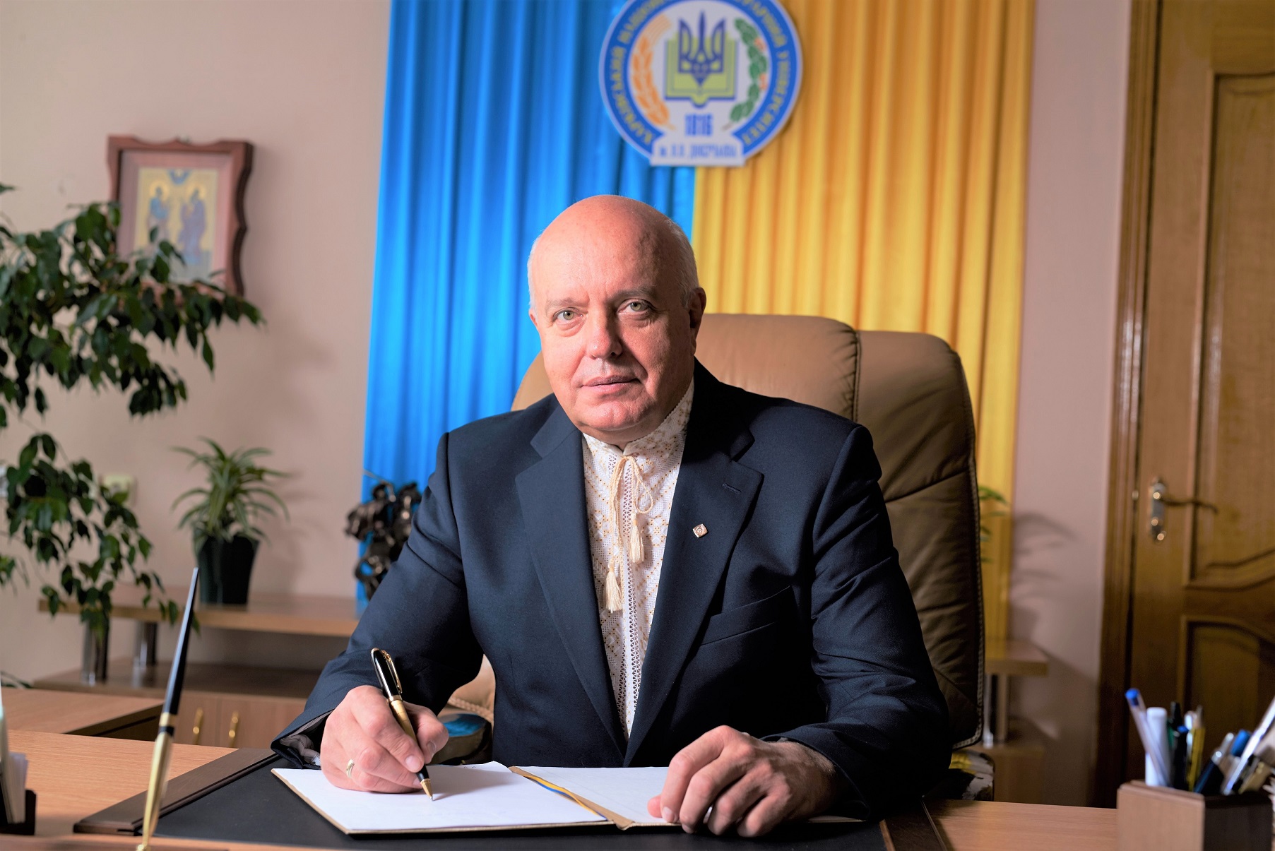 Александр Ульянченко в рабочем кабинете Александр Ульянченко в рабочем кабинете