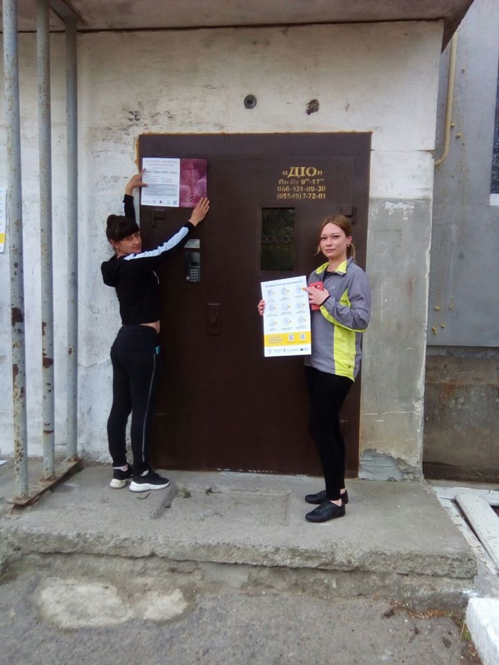 Волонтери ГО «Усі свої» розміщують інформаційні плакати у період карантину