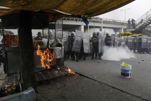 Столкновения между полицией и демонстрантами в Мексике Столкновения между полицией и демонстрантами в Мексике