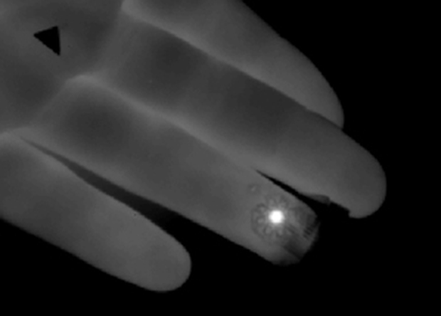 Біла точка - місце нагріву шкіри на подушечці пальця Біла точка - місце нагріву шкіри на подушечці пальця