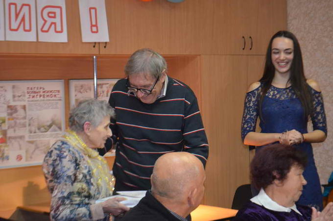 С. Перцовский передает А. Сербиной юбилейные поздравления от  редакции ZN.UA.