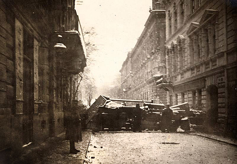 Баррикады на улице Коперника во Львове, ноябрь 1918 г. Баррикады на улице Коперника во Львове, ноябрь 1918 г.