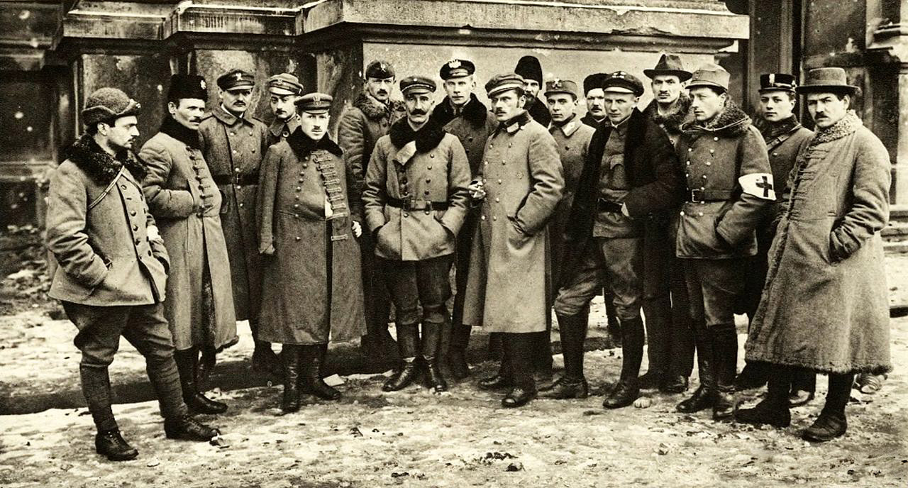 Польский штаб сопротивления, в центре — комендант Чеслав Мончинский Польский штаб сопротивления, в центре — комендант Чеслав Мончинский