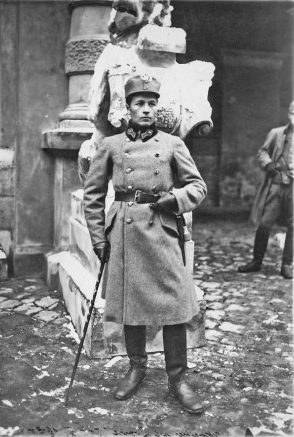 Украинский солдат у Львовской ратуши, ноябрь 1918 г. Украинский солдат у Львовской ратуши, ноябрь 1918 г.