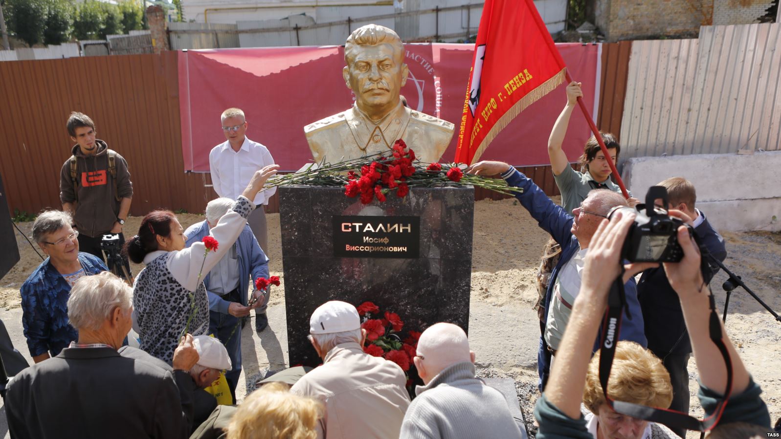 Где находится памятник сталину. Памятник Сталину в Пензе. Пенза бюст Сталина. Памятник Иосифу Сталину в России. Бюсты Сталина в России.