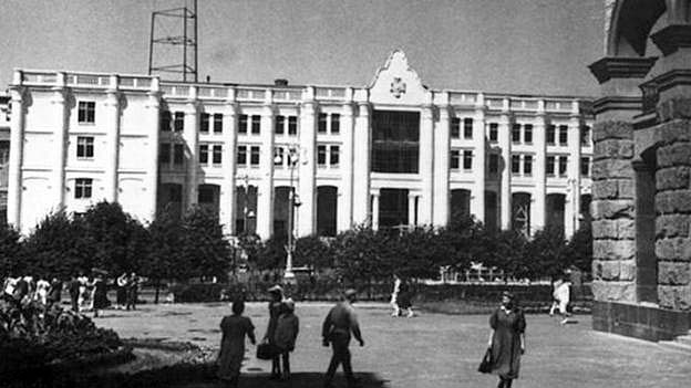 Будівля на Хрещатику, 26, у час відбудови головної вулиці Києва.