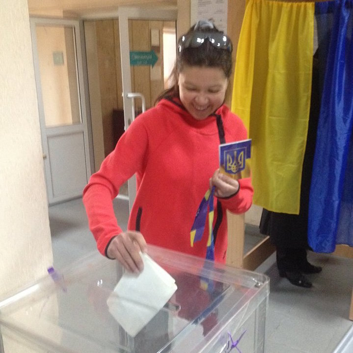 Певица Руслана голосует. Певица Руслана голосует.