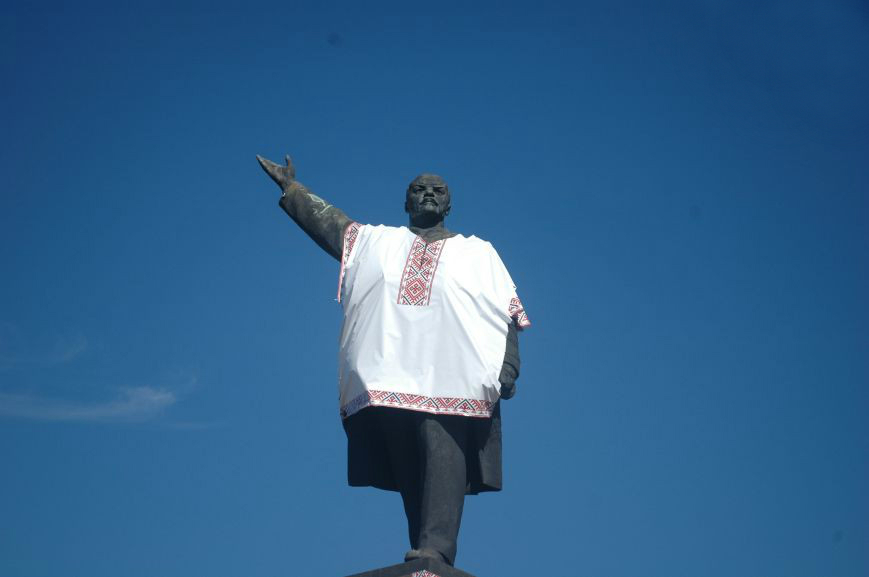 У Запоріжжі пам'ятник Леніну активісти одягли у вишиванку