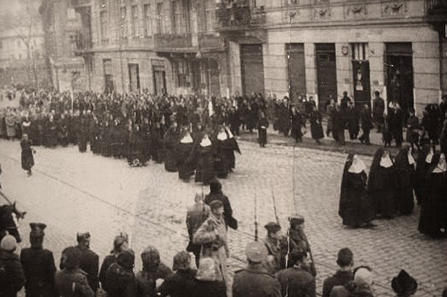 Похоронна процесія на вулиці Сапіги у Львові. 5 листопада 1944 року Похоронна процесія на вулиці Сапіги у Львові. 5 листопада 1944 року