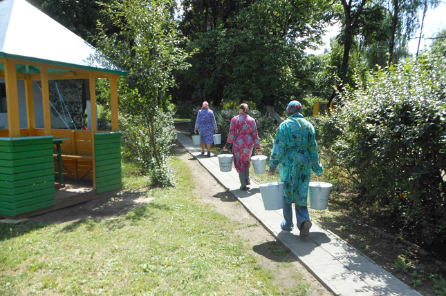 В 7 утра пациенты завтракают и идут работать В 7 утра пациенты завтракают и идут работать