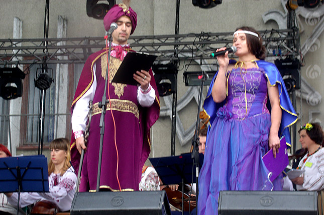 Графиня Анна Йорданова і граф Юзеф Потоцький
звеселяють гостей свята з нагоди 920-річчя Микулинців Графиня Анна Йорданова і граф Юзеф Потоцький
звеселяють гостей свята з нагоди 920-річчя Микулинців