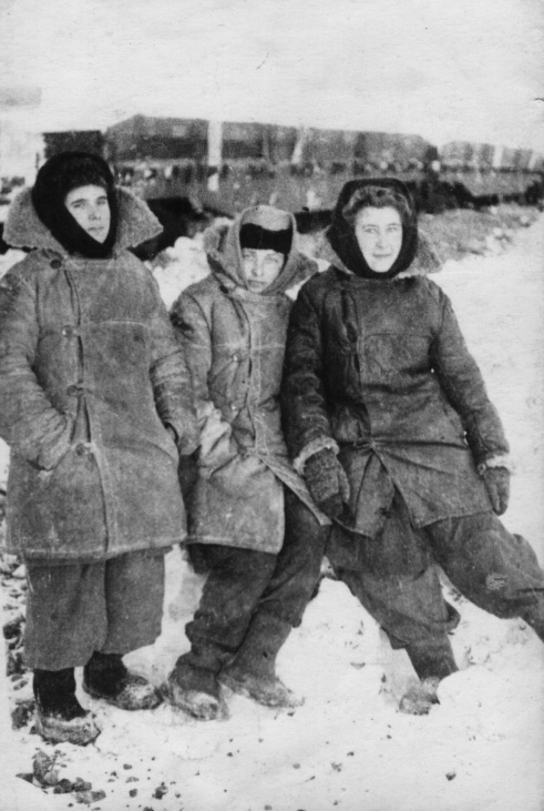 Украинские женщины на работе. Несмотря на тяжелые погодные условия, женщины выполняли непосильные наряды, хотя и в таких ситуациях среди них находились «стахановки»
