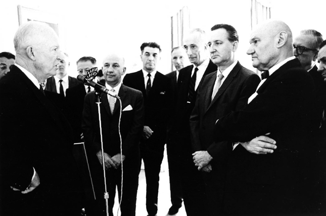 Президент США Д.Ейзенхауер встречается с членами НОШ в Америке, 1965 г. Президент США Д.Ейзенхауер встречается с членами НОШ в Америке, 1965 г.