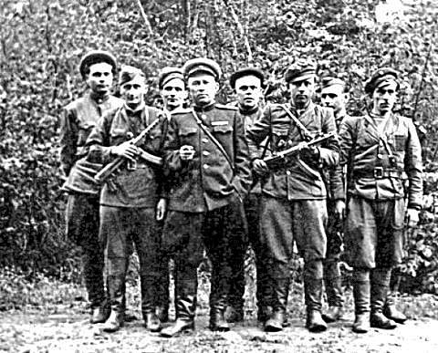 Фото одного псевдоотряда УПА с куратором из МГБ, 1950-е гг. Фото одного псевдоотряда УПА с куратором из МГБ, 1950-е гг.