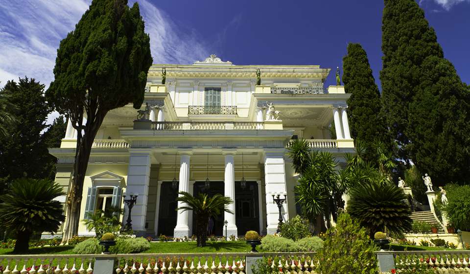 Дворец «Ахиллеон» на острове Корфу (Керкира). Современное фото Дворец «Ахиллеон» на острове Корфу (Керкира). Современное фото