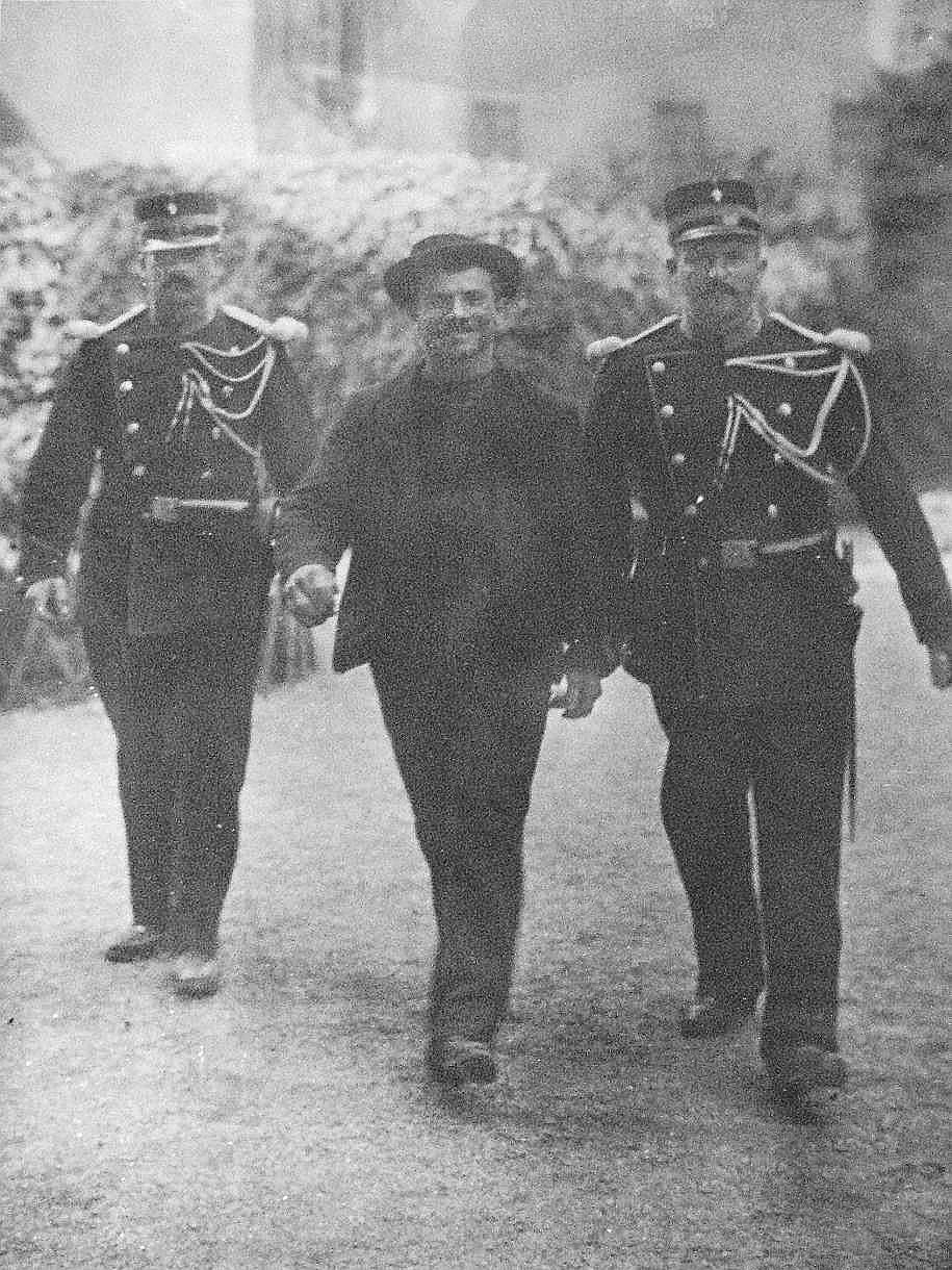 Полицейские ведут арестованного Луиджи Люкени. Женева, 10 сентября 1898 г. Полицейские ведут арестованного Луиджи Люкени. Женева, 10 сентября 1898 г.