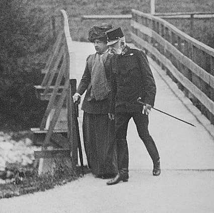 Император Франц Иосиф I и Катарина Шратт на прогулке. Фото 1895 г. Император Франц Иосиф I и Катарина Шратт на прогулке. Фото 1895 г.