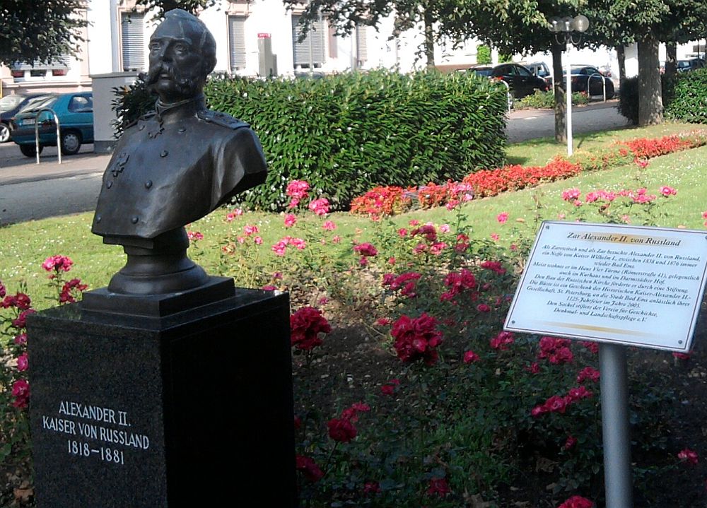 Погруддя Алєксандра II в Бад-Емсі. Поряд пам’ятна дошка, присвячена підписанню російським імператором Емского указу Погруддя Алєксандра II в Бад-Емсі. Поряд пам’ятна дошка, присвячена підписанню російським імператором Емского указу
