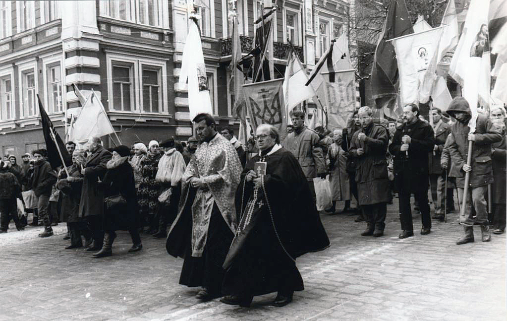 19 листопада 1989 року. Київ. Церемонія прощання зі Стусом, Литвиним, Тихим. 19 листопада 1989 року. Київ. Церемонія прощання зі Стусом, Литвиним, Тихим.