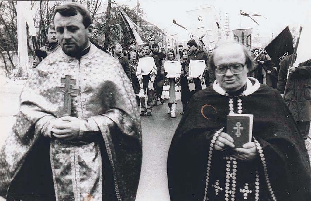 19 листопада 1989 року. Київ. Церемонія прощання зі Стусом, Литвиним, Тихим. 19 листопада 1989 року. Київ. Церемонія прощання зі Стусом, Литвиним, Тихим.