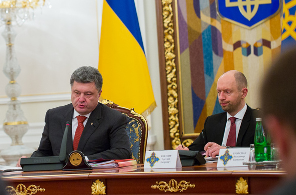 Яценюк и Порошенко решили срочно повысить пенсии и зарплаты перед выборами