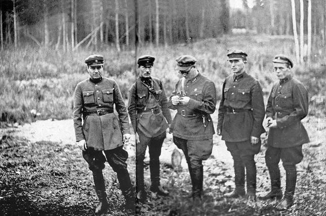 Палачи из НКВД. Западная Украина, конец июня 1941 г. Палачи из НКВД. Западная Украина, конец июня 1941 г.