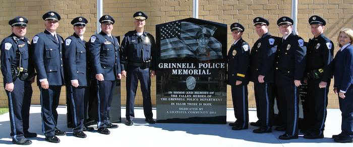 Поліцейські біля меморіалу загиблим