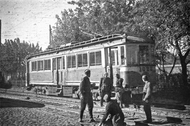 Радянські військовополонені під наглядом німців ремонтують трамвайну колію. Київ, осінь 1941 р.