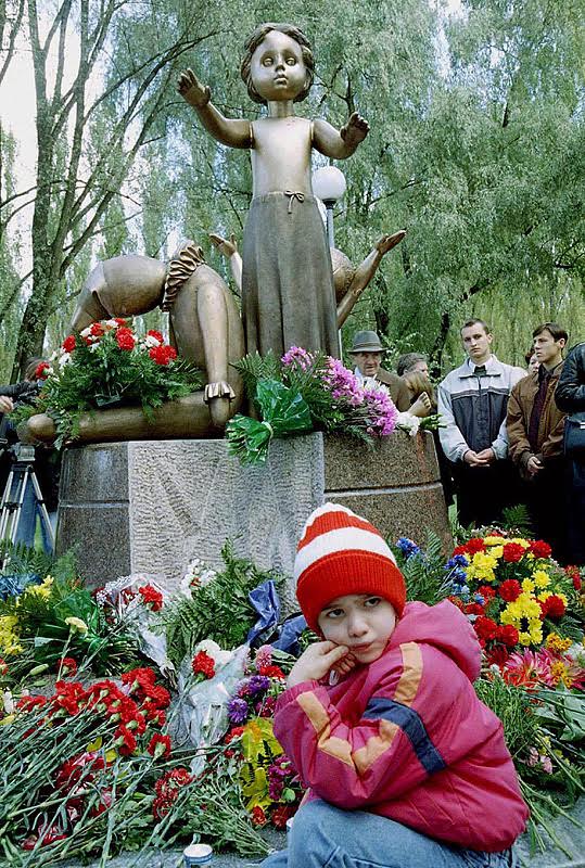 Памятник уничтоженным в Бабьем Яру детям. Установлен 30 сентября 2001 г.