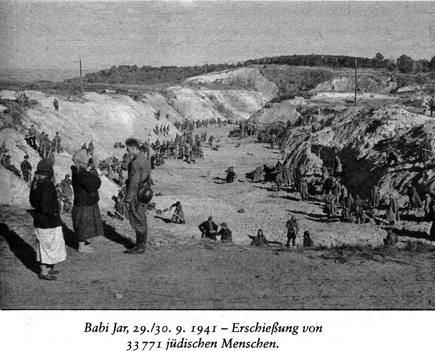 Советские военнопленные расчищают Бабий Яр, октябрь 1941 г.