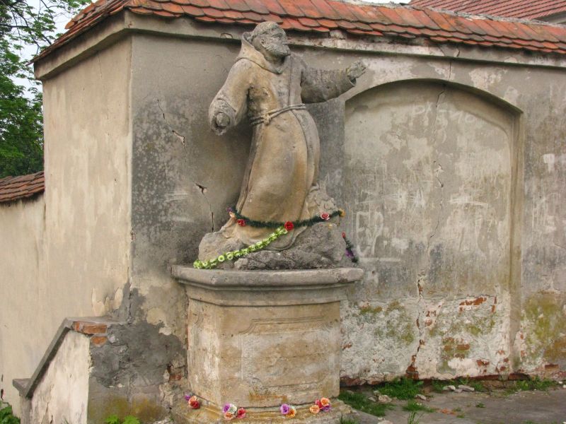 Надгробки в Олеському замку