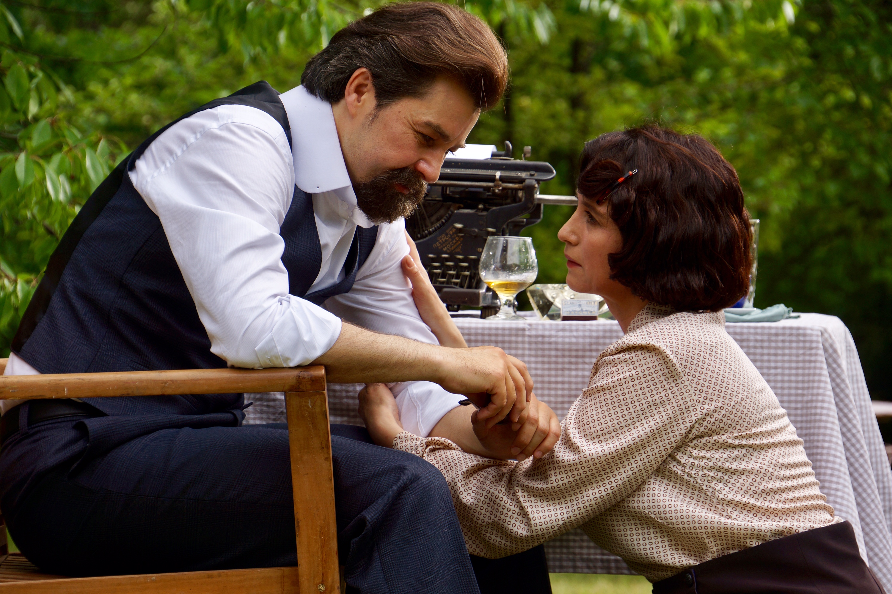 Винниченко - Євген Нищук, його дружина Розалія - Анжеліка Гирич