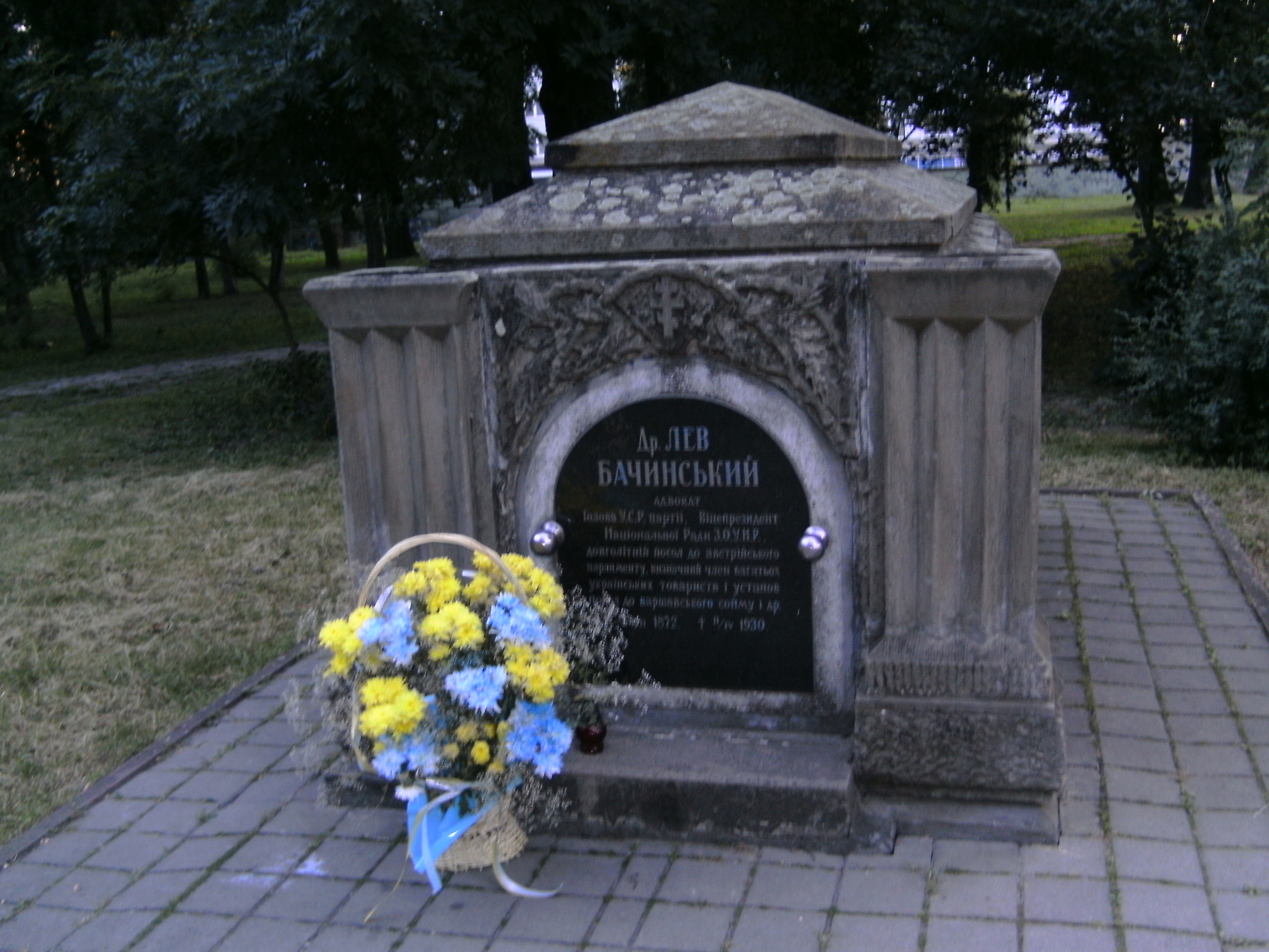 Могила Лева Бачинського на старому цвинтарі Івано-Франківська (нині міський меморіальний сквер)