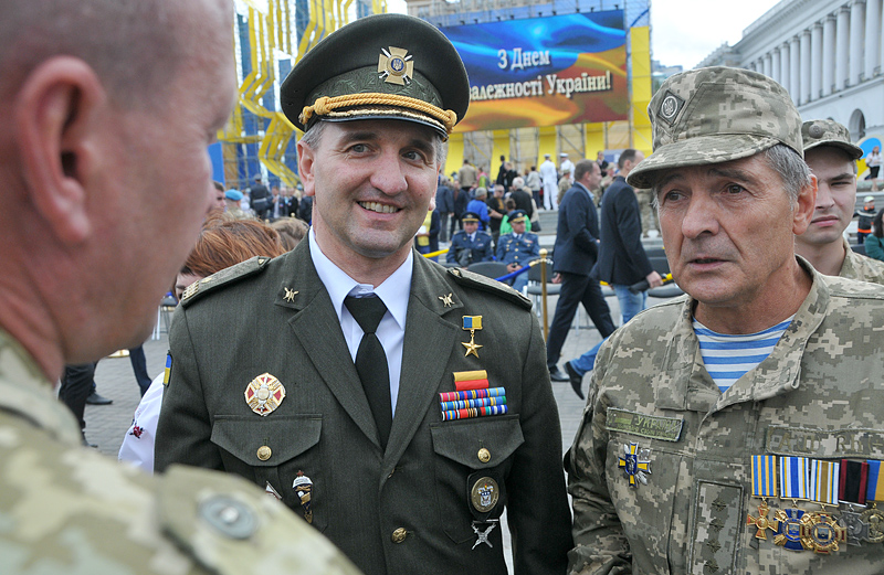 Ігор Гордійчук (у центрі) з побратимами після параду в День Незалежності 2017 р.