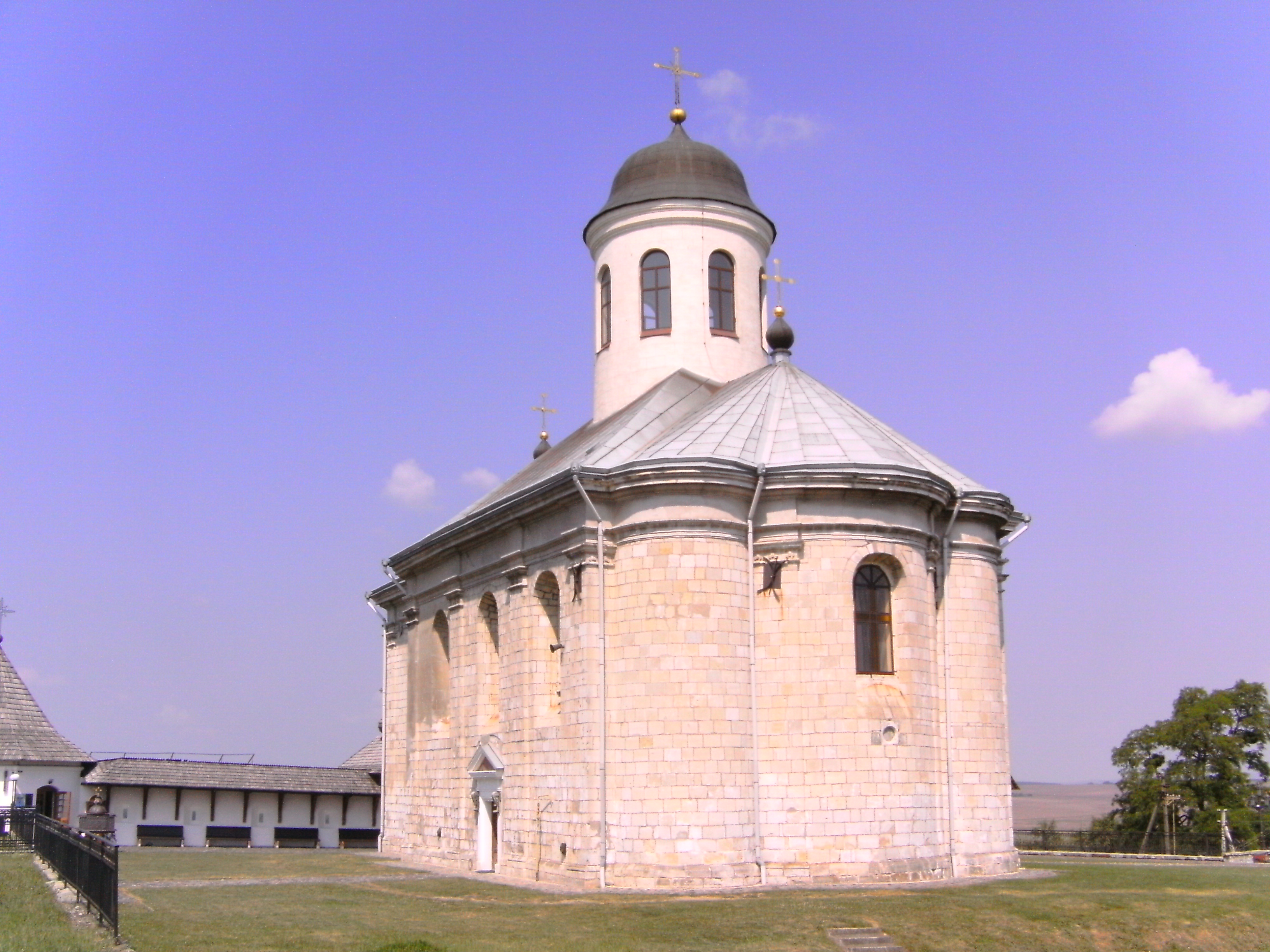 Успенская церковь в селе Крылос. Успенская церковь в селе Крылос.
