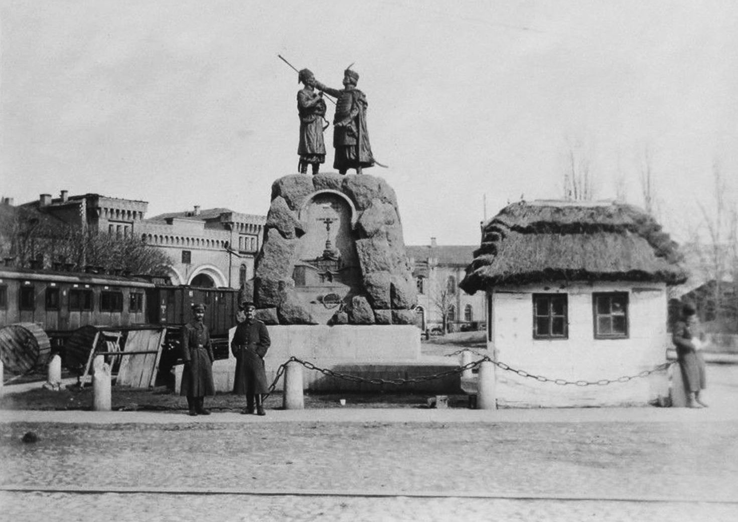 Німецькі солдати біля пам'ятника Іскрі та Кочубею у Києві 30 березня 1918 року Німецькі солдати біля пам'ятника Іскрі та Кочубею у Києві 30 березня 1918 року