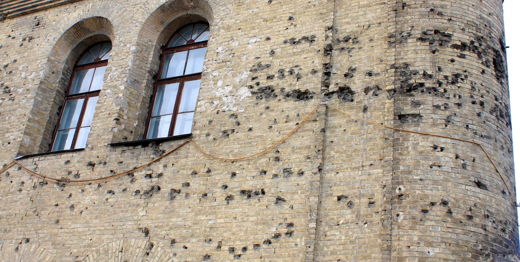 Стіна будинку заводу «Арсенал» якраз навпроти гармати... Стіна будинку заводу «Арсенал» якраз навпроти гармати...