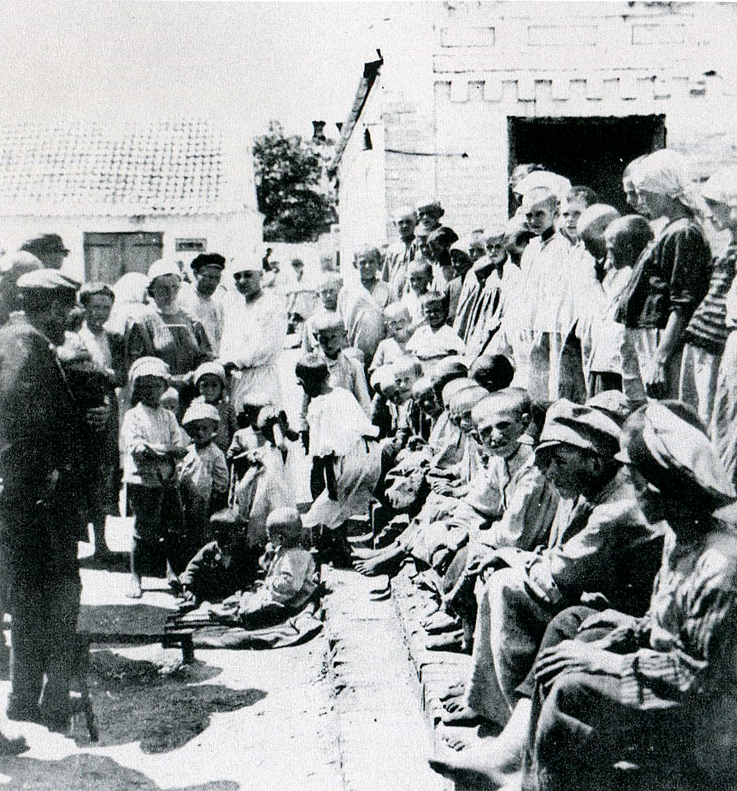 Голова ВУЦВК Г.Петровський розмовляє з голодуючими селянами. 1921 р.