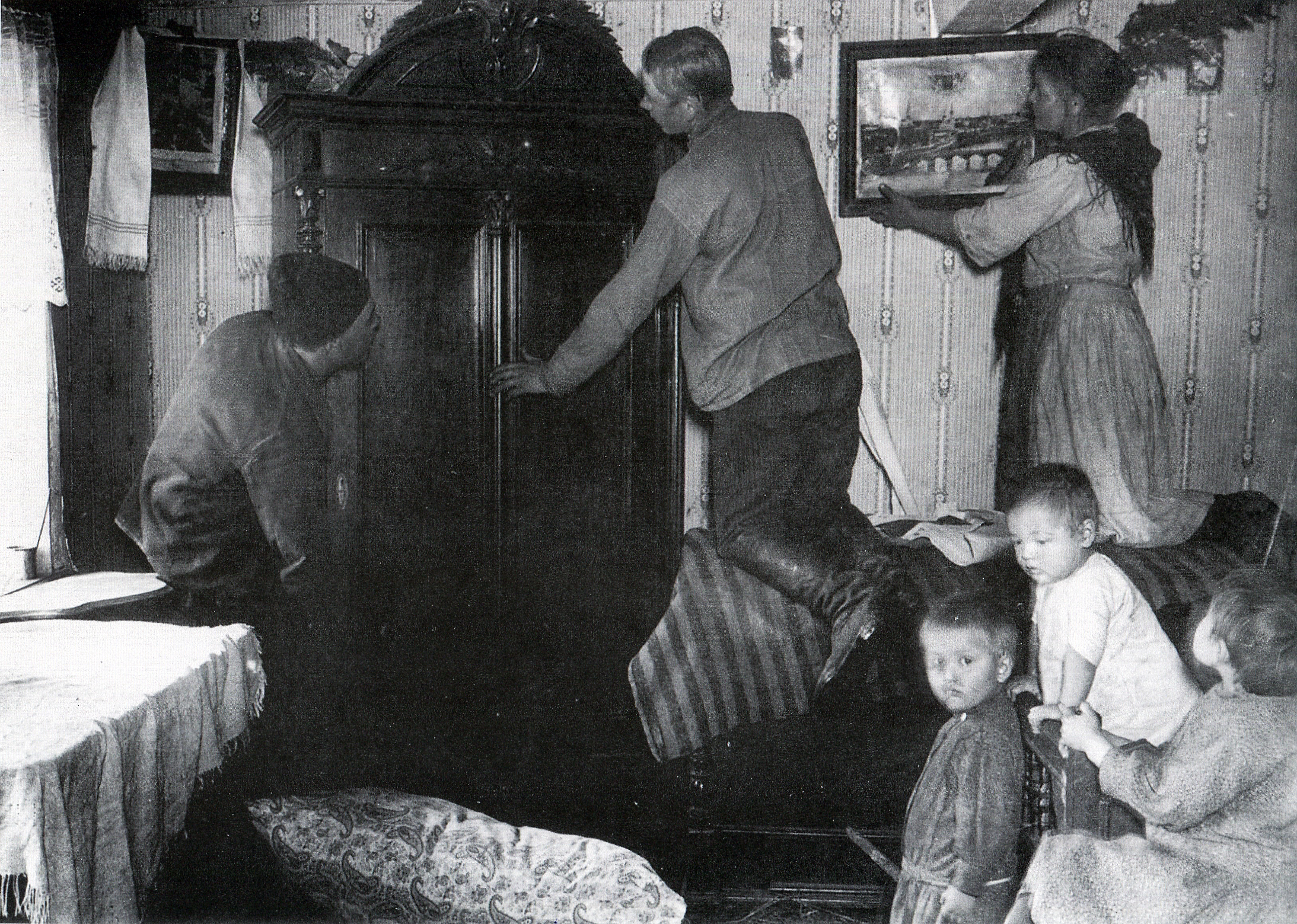 Активісти колективізації виносять пожитки з хати «куркуля». Поділля, 1929 р.