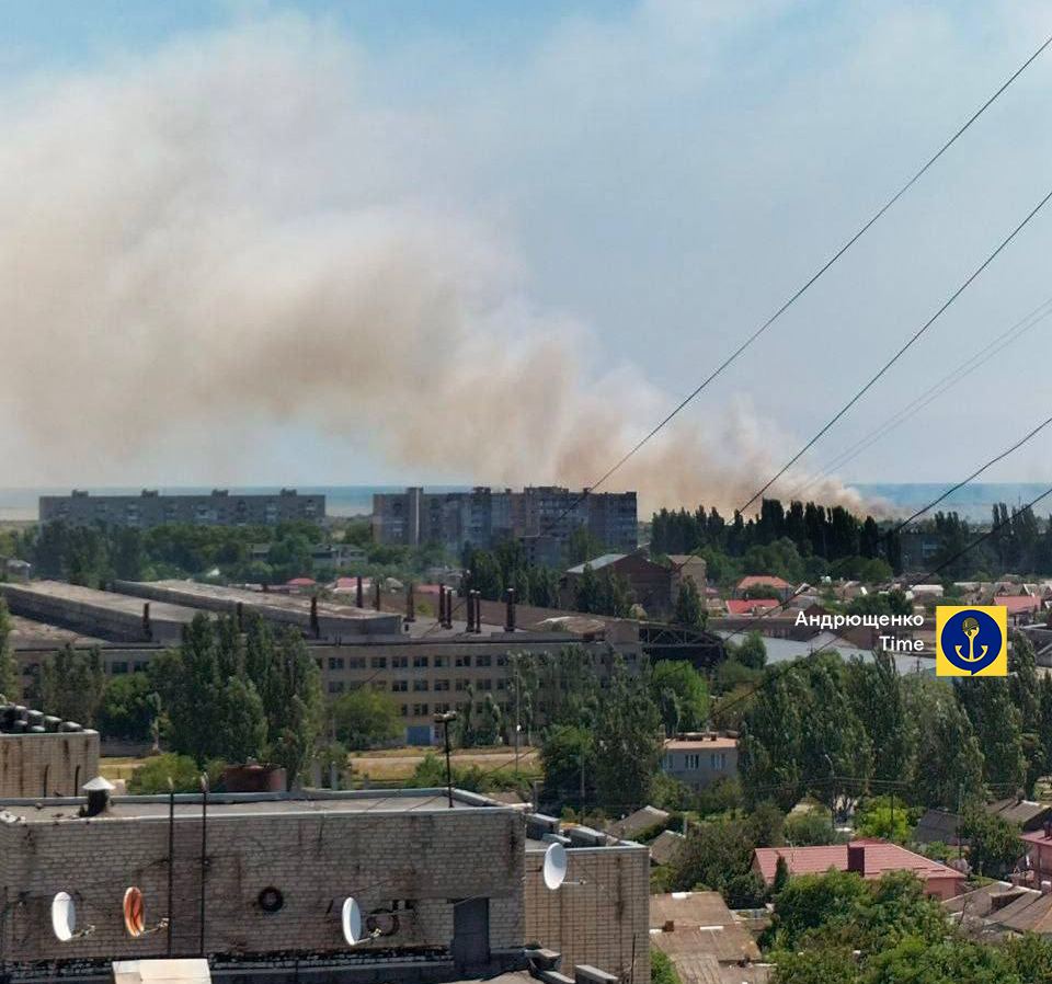 Взрывы в Бердянске - фото дыма над оккупированным городом - ZN.ua