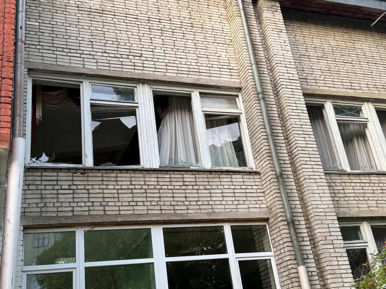 У Львові збільшилося число постраждалих: фото та відео наслідків обстрілу