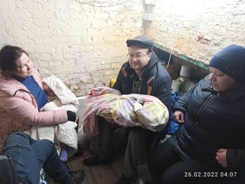 Фото в подвале дома Натальи. Она с ребенком на руках и у соседей.