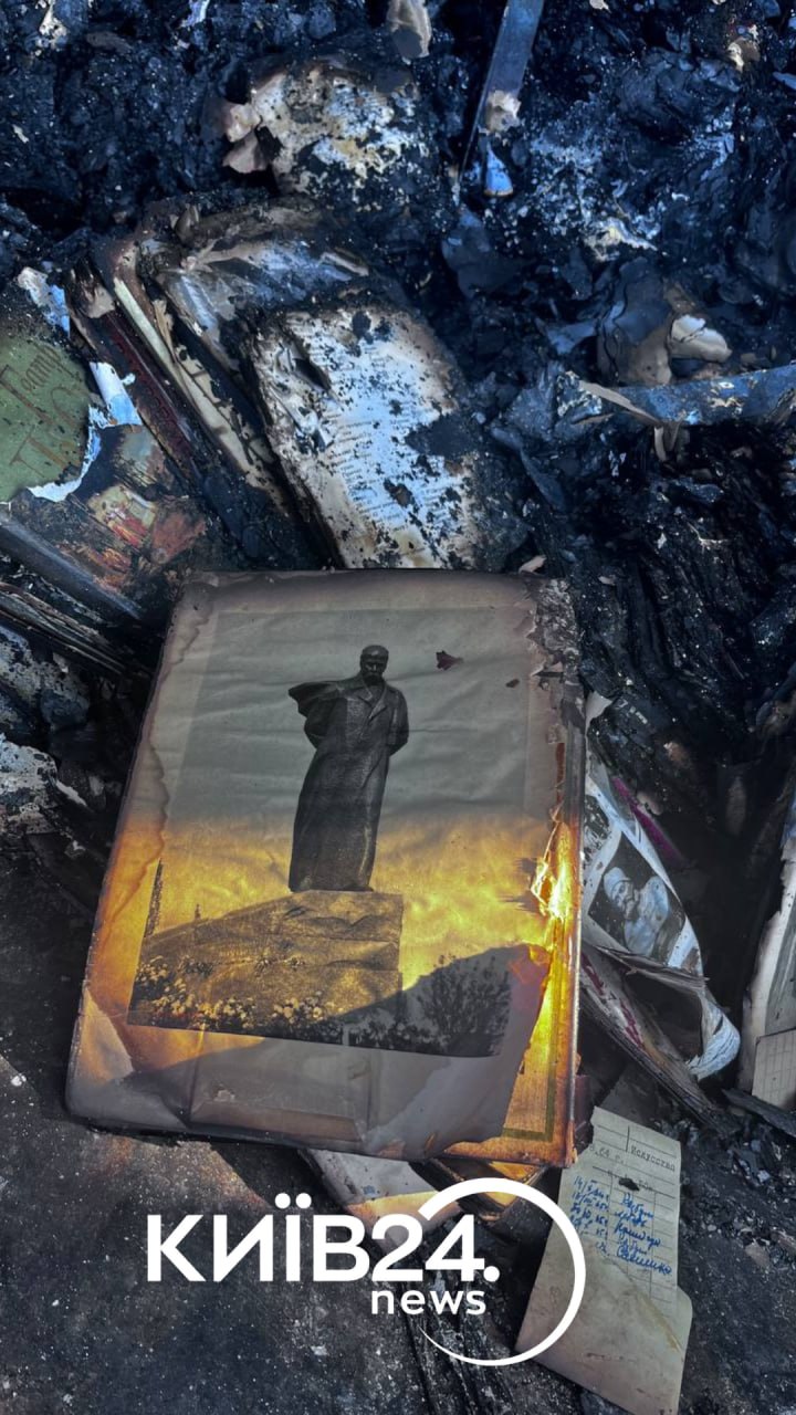 РФ знищила книжковий ринок біля метро «Почайна»: як він виглядав у день атаки і після