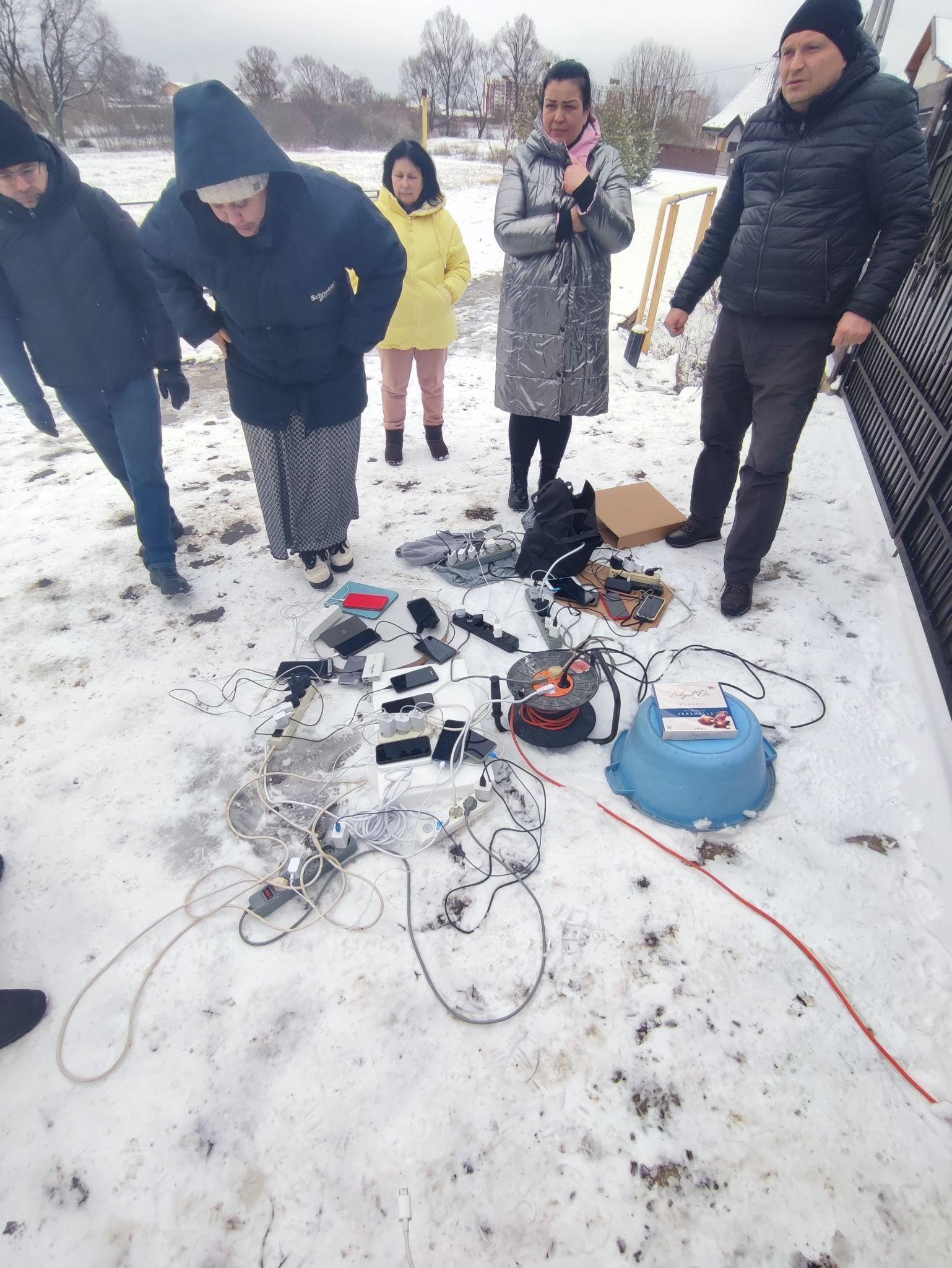 Гостомель, вул. Ювілейна. У перервах між обстрілами люди заряджають телефони 
