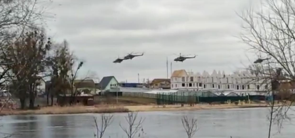 Фото жителя Гостомеля Юрия Марчука, сделанное в первый день войны, 24 февраля 2022 года. На фото российские вертолеты летят в сторону аэродрома
