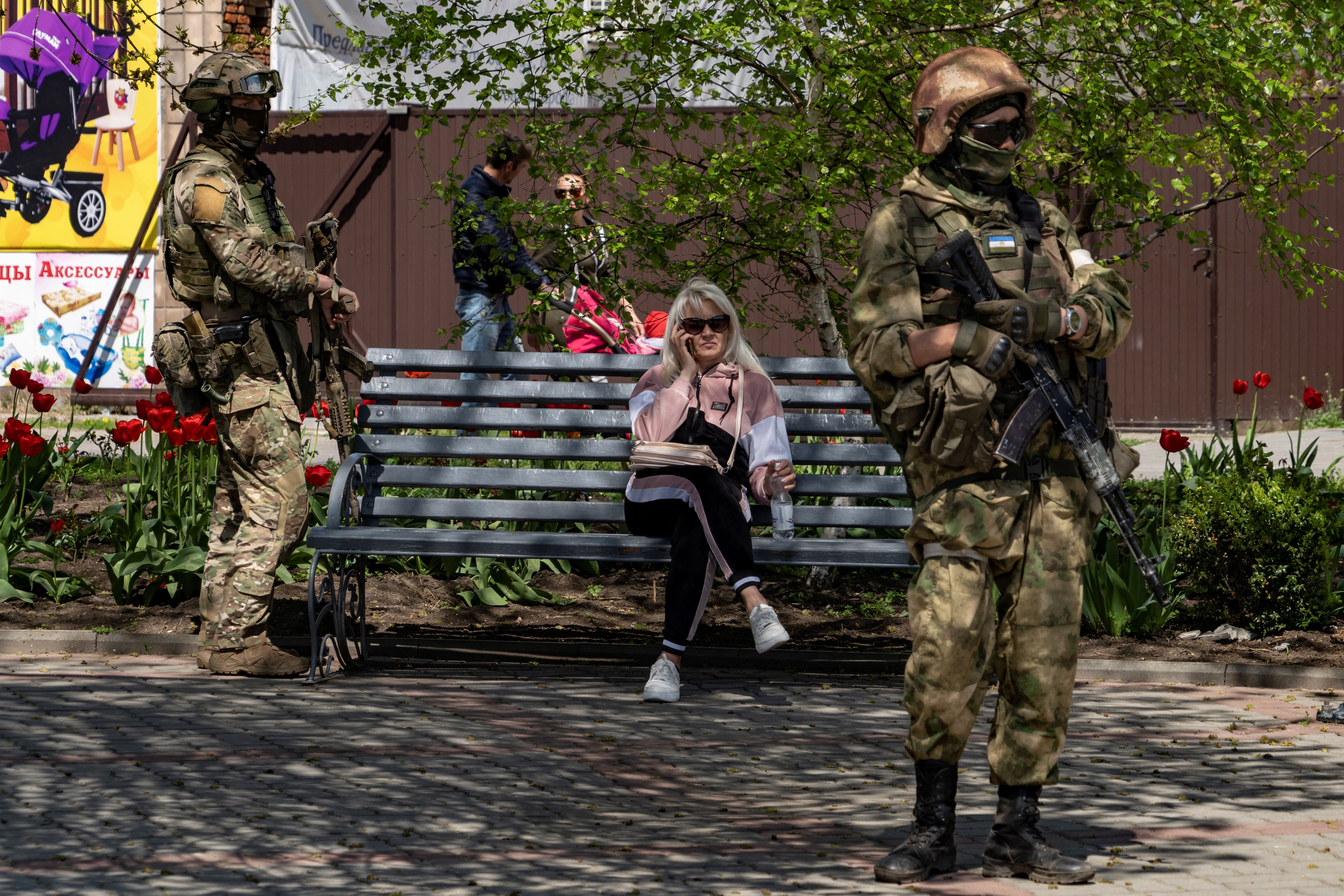 Россияне патрулируют улицу в Бердянске, 30 апреля 2022 года